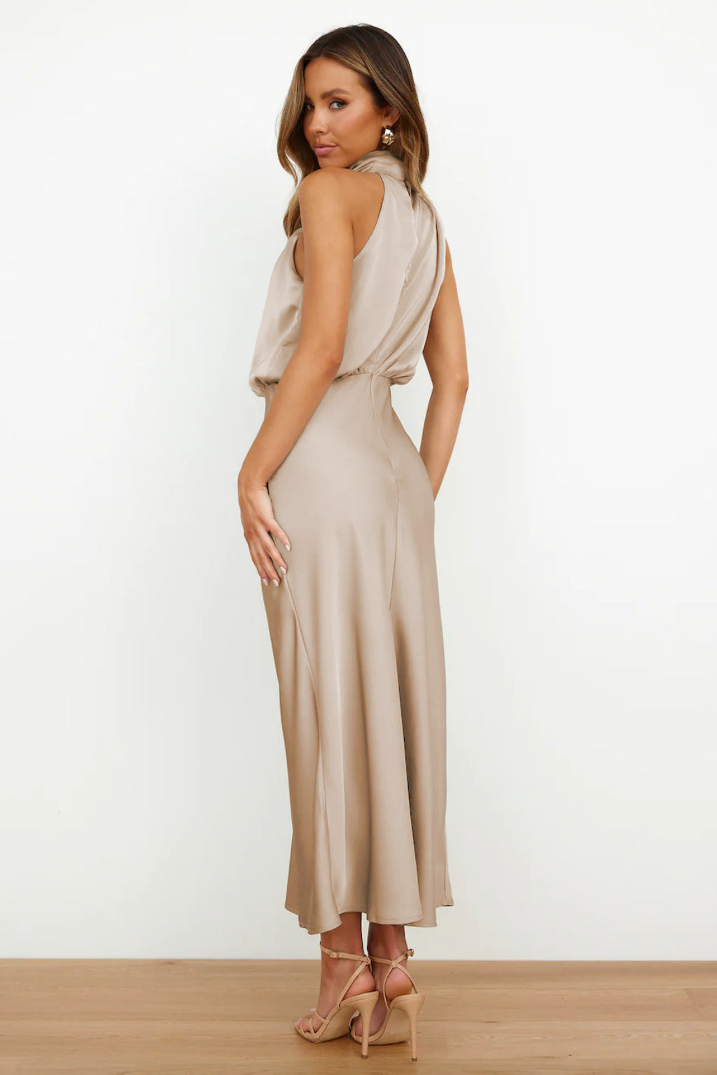 Ruby | Elegant evening dress with halter neck