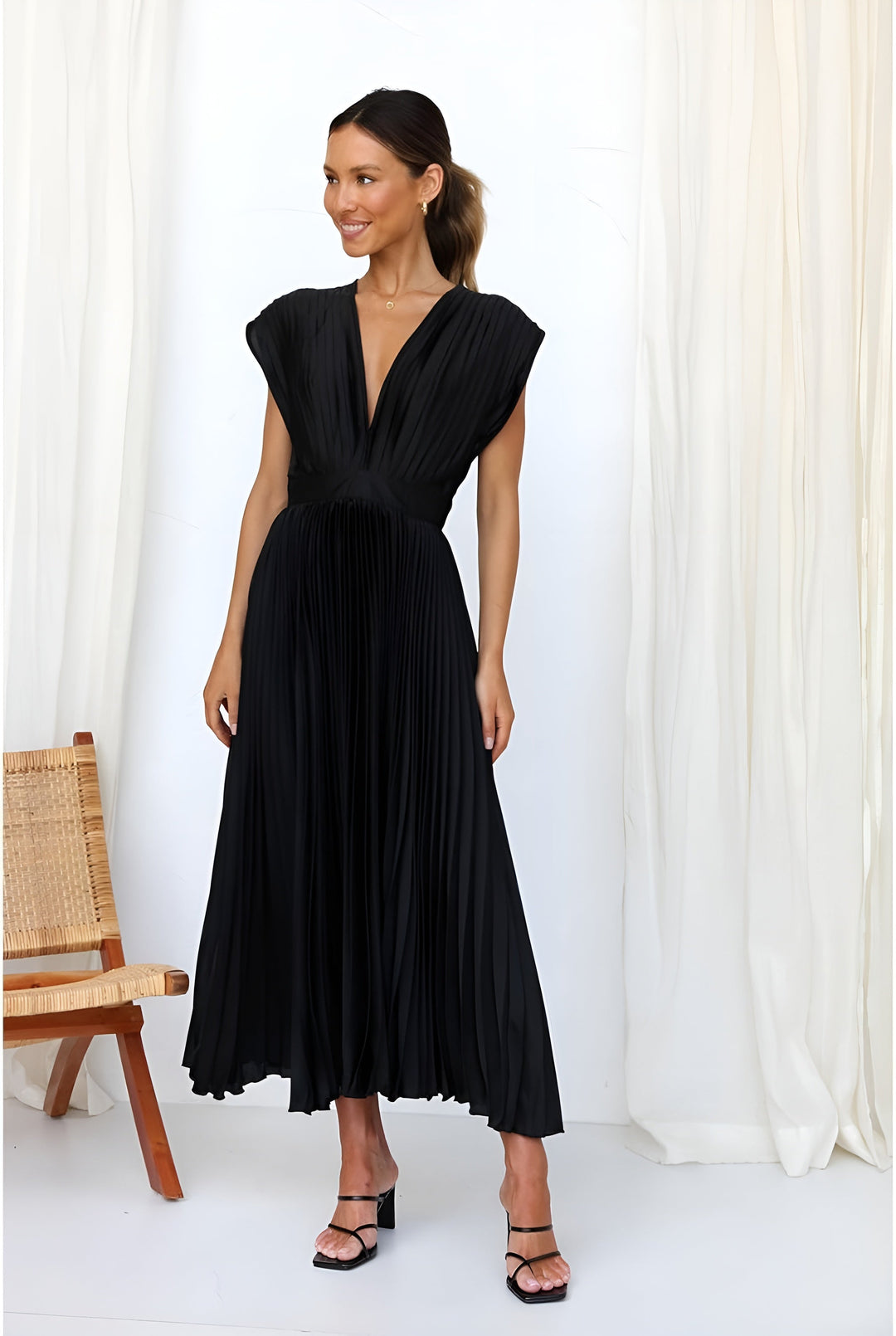 Nova | Sleeveless Dress with Pleats and Zipper