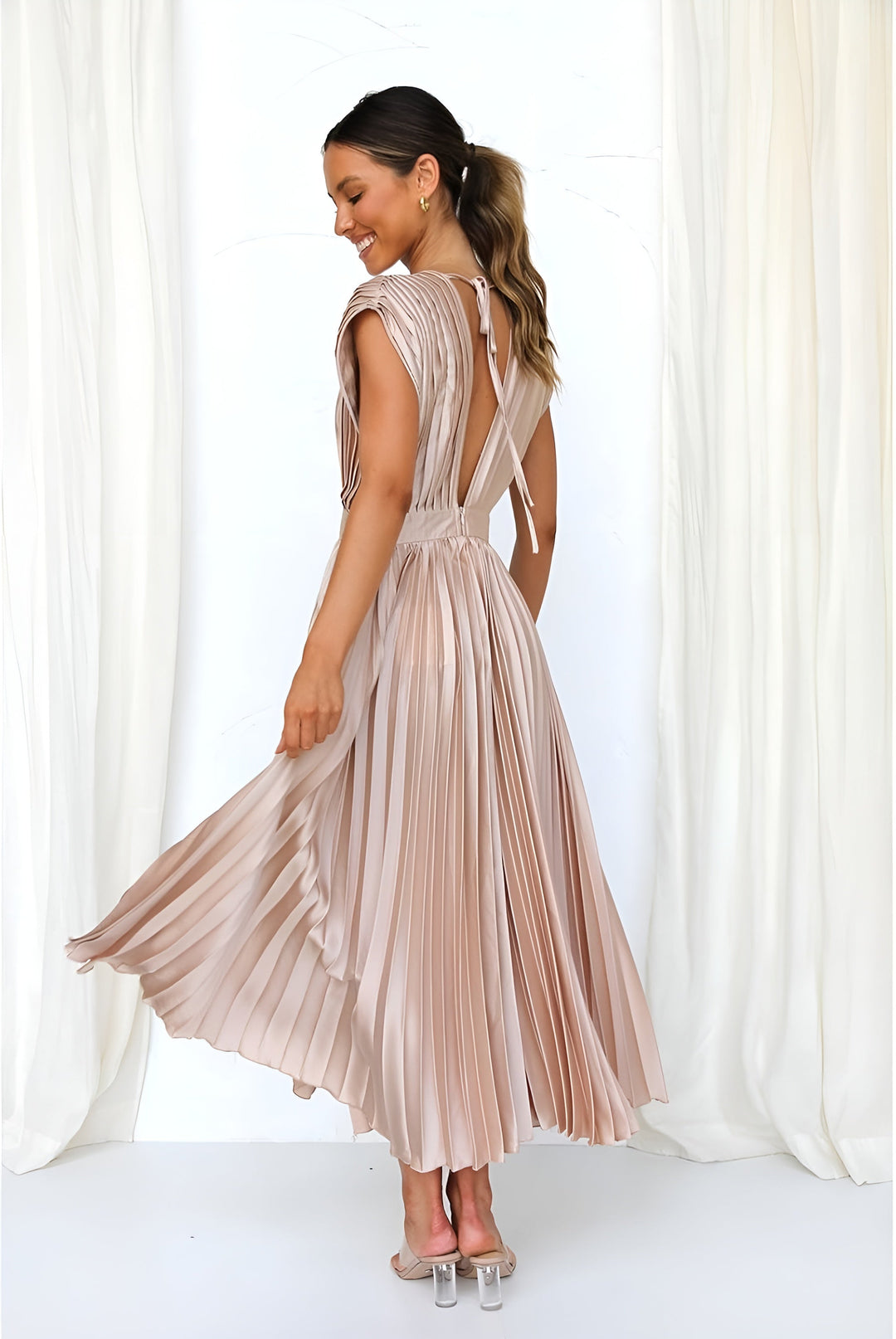 Nova | Sleeveless Dress with Pleats and Zipper